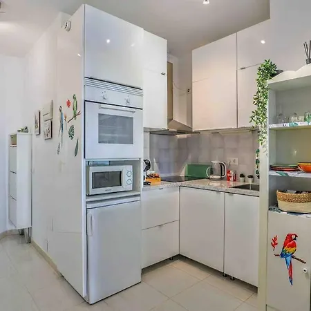 Tropical - Parking, Wifi, Ac Apartment